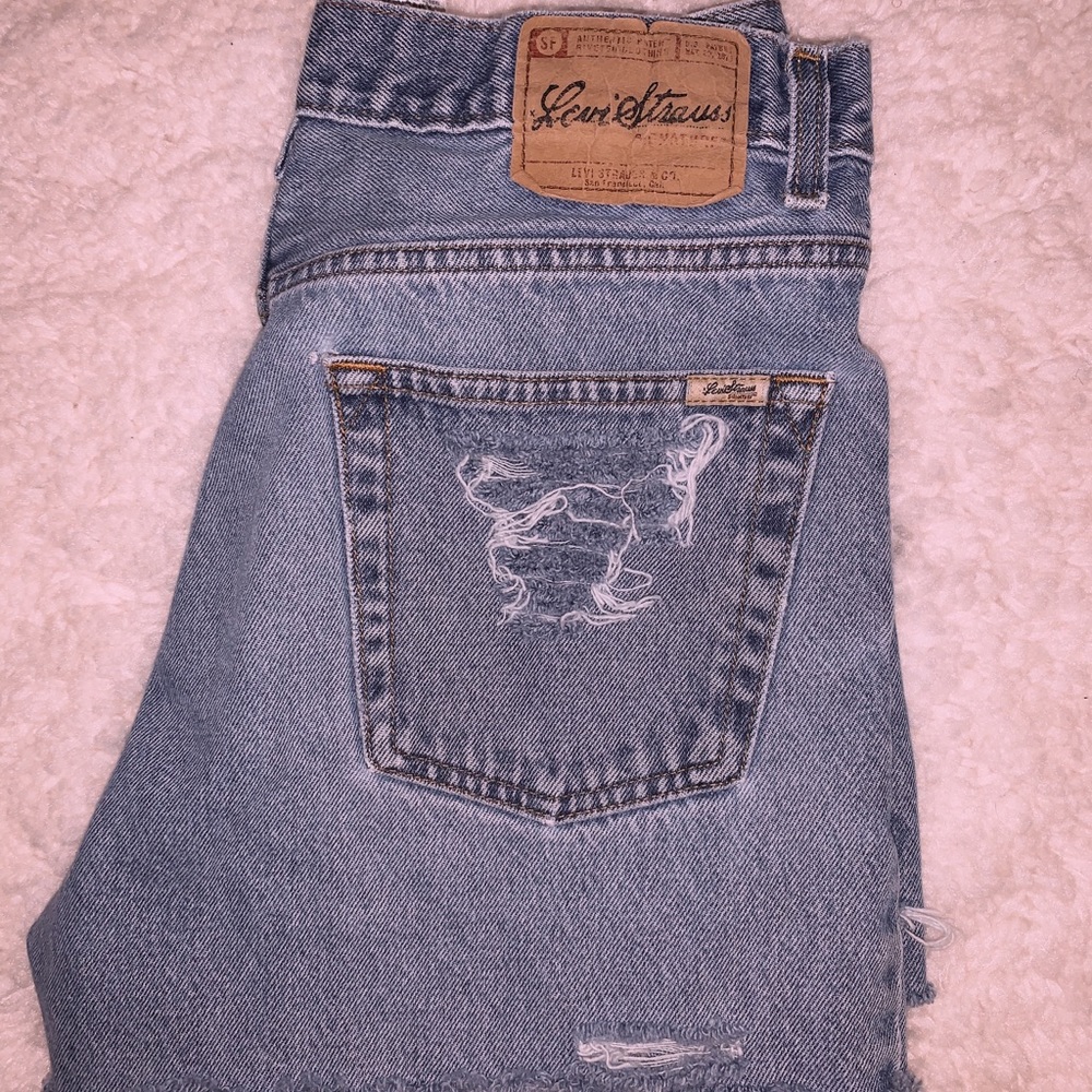 DISTRESSED LEVI SHORTS 🍒